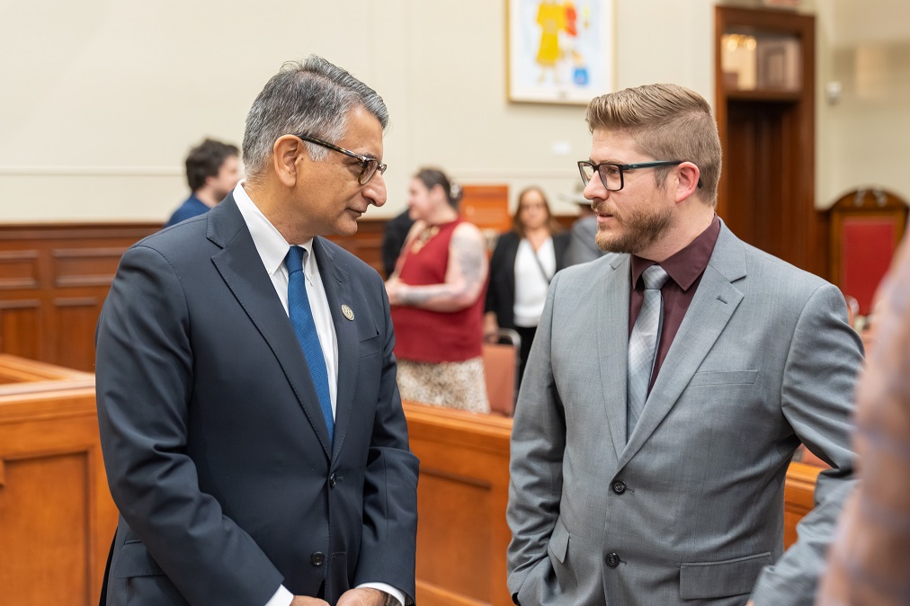 Le juge Jamal discute avec un représentant d’un organisme communautaire.