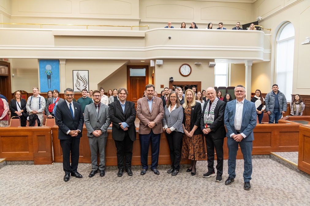 Une photo de groupe des juges avec des représentants d’organismes communautaires.