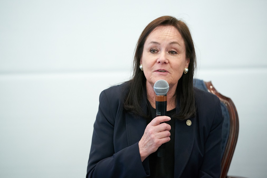 La juge Suzanne Côté qui parle dans un micro