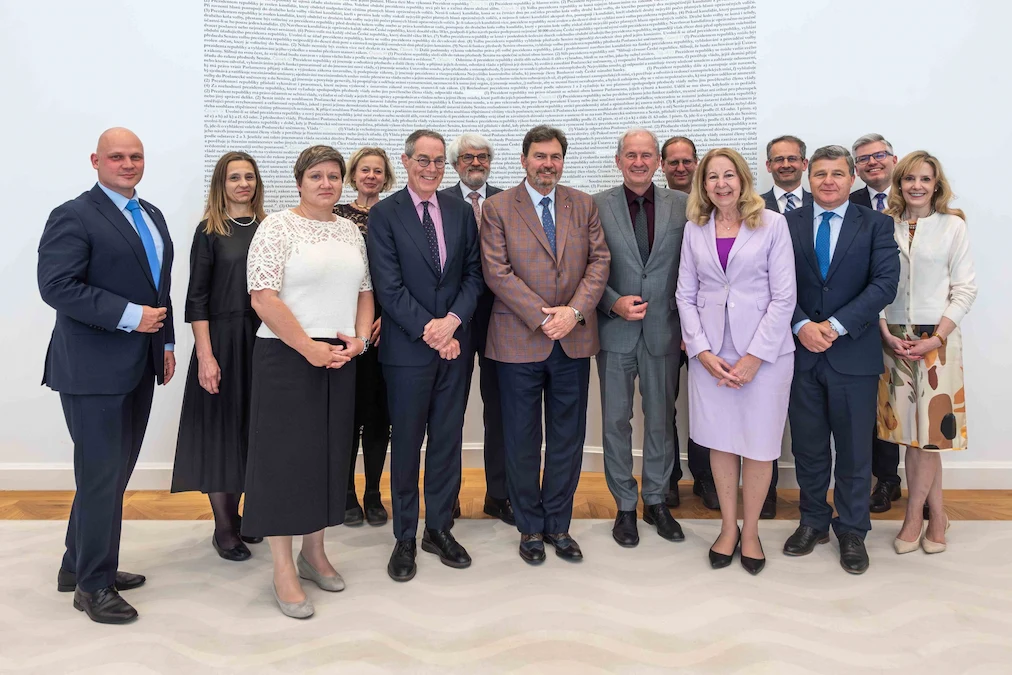 Photo de groupe du juge en chef avec les juges et des représentants de la Cour constitutionnelle de la République tchèque.