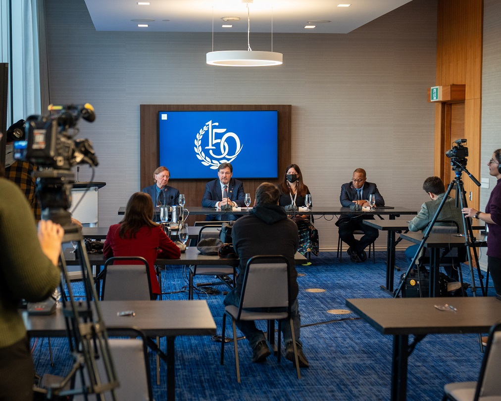 Les juges et le juge en chef de l’Ontario, Michael Tulloch, répondent aux questions des représentants des médias dans une salle de conférence. 