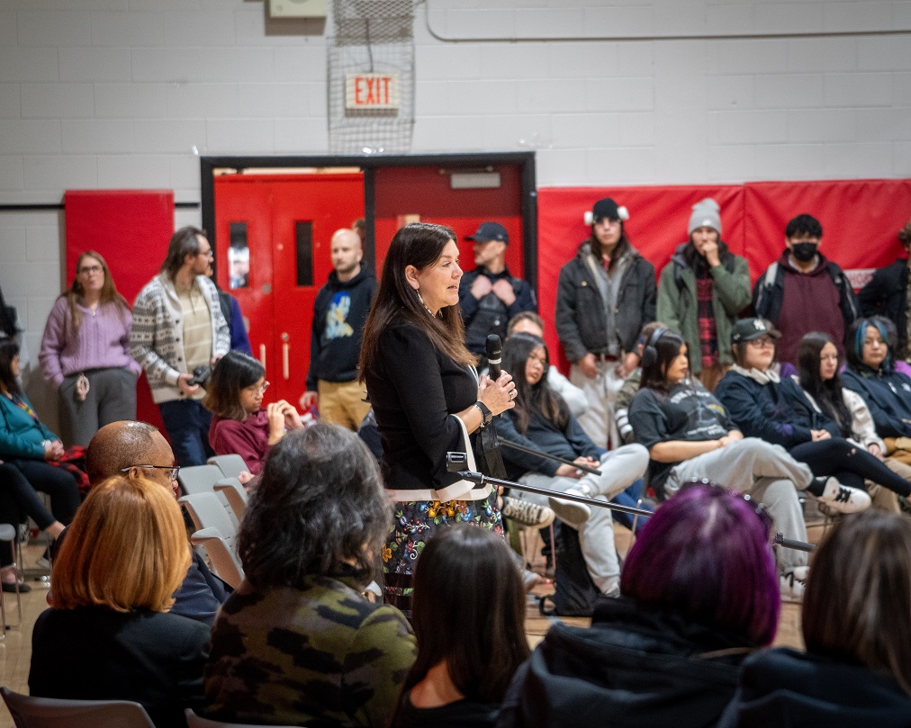 La juge O’Bonsawin s’adresse à des étudiants du secondaire dans un gymnase d’école.