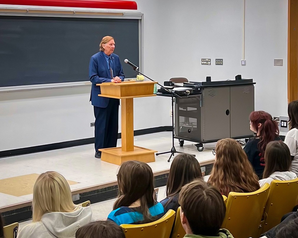 Le juge Rowe s’adresse à des étudiants à partir d’un lutrin dans une salle de classe.