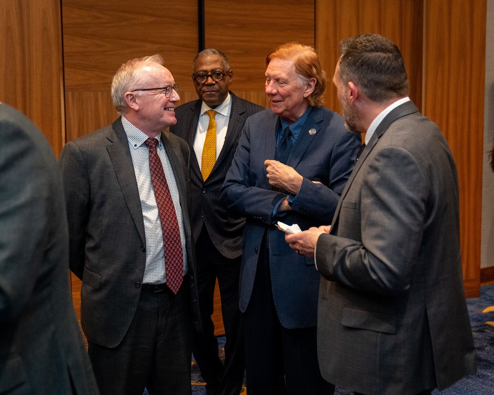 Le juge Rowe discute avec des membres de la communauté judiciaire de la région lors d’une réception.