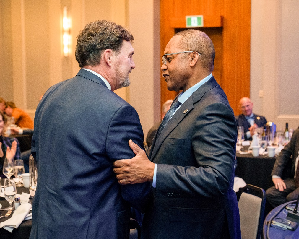 Le juge en chef Wagner serre la main du juge en chef Tulloch.