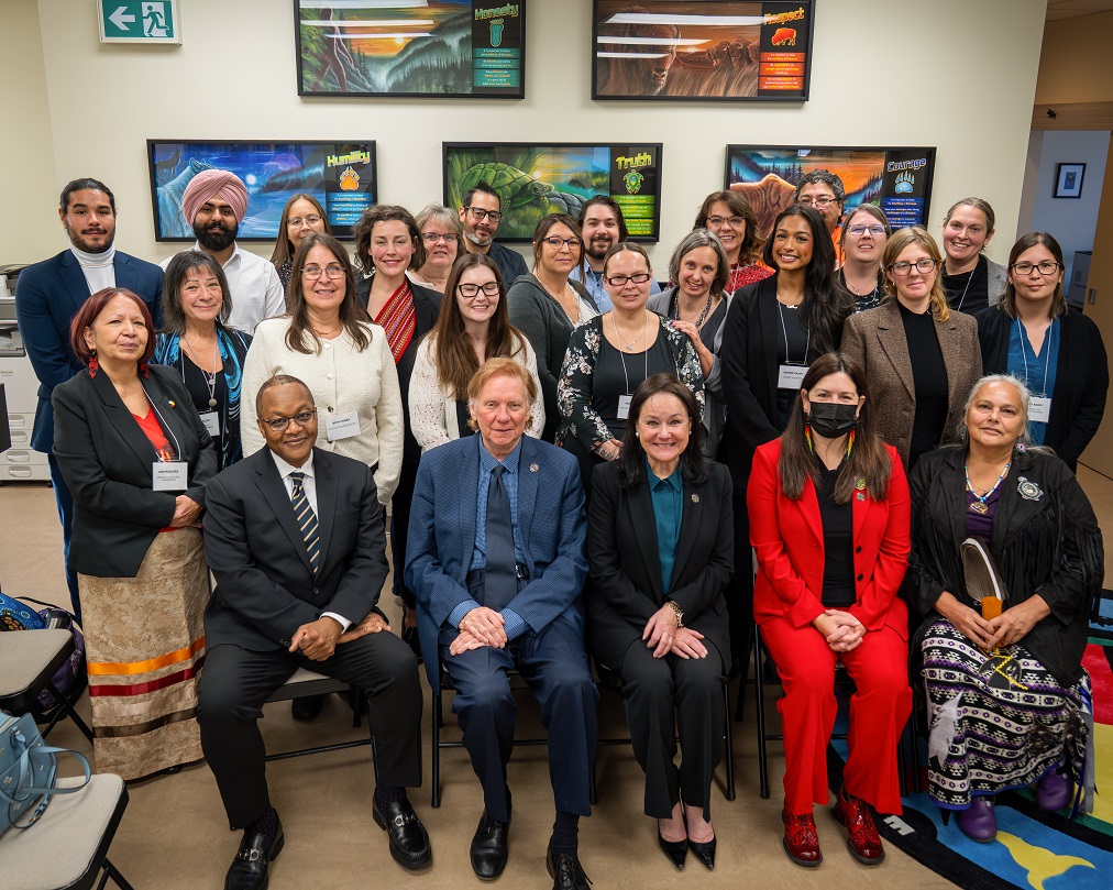 Photo de groupe des juges avec des représentants de la clinique juridique Kinna-aweya.