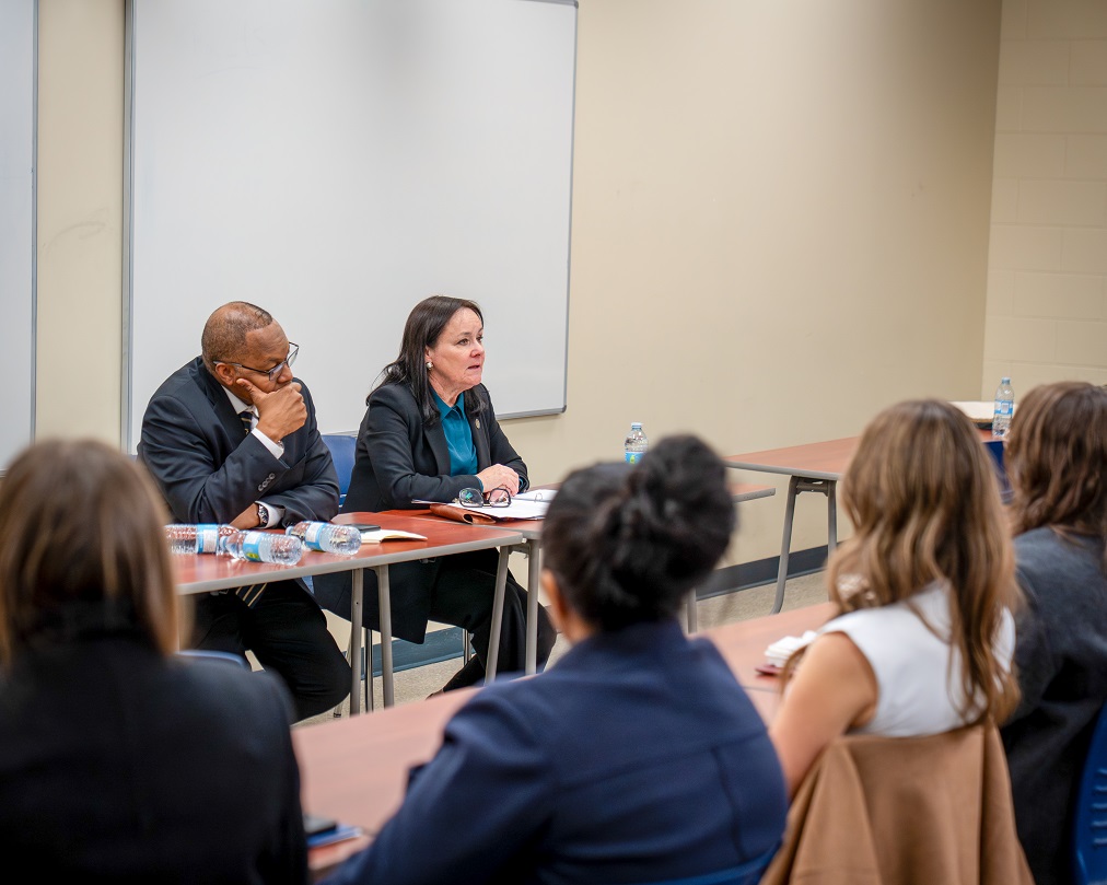 La juge Côté et le juge en chef de l’Ontario, Michael Tulloch, s’adressent à des étudiants dans une salle de classe à Lakehead University.