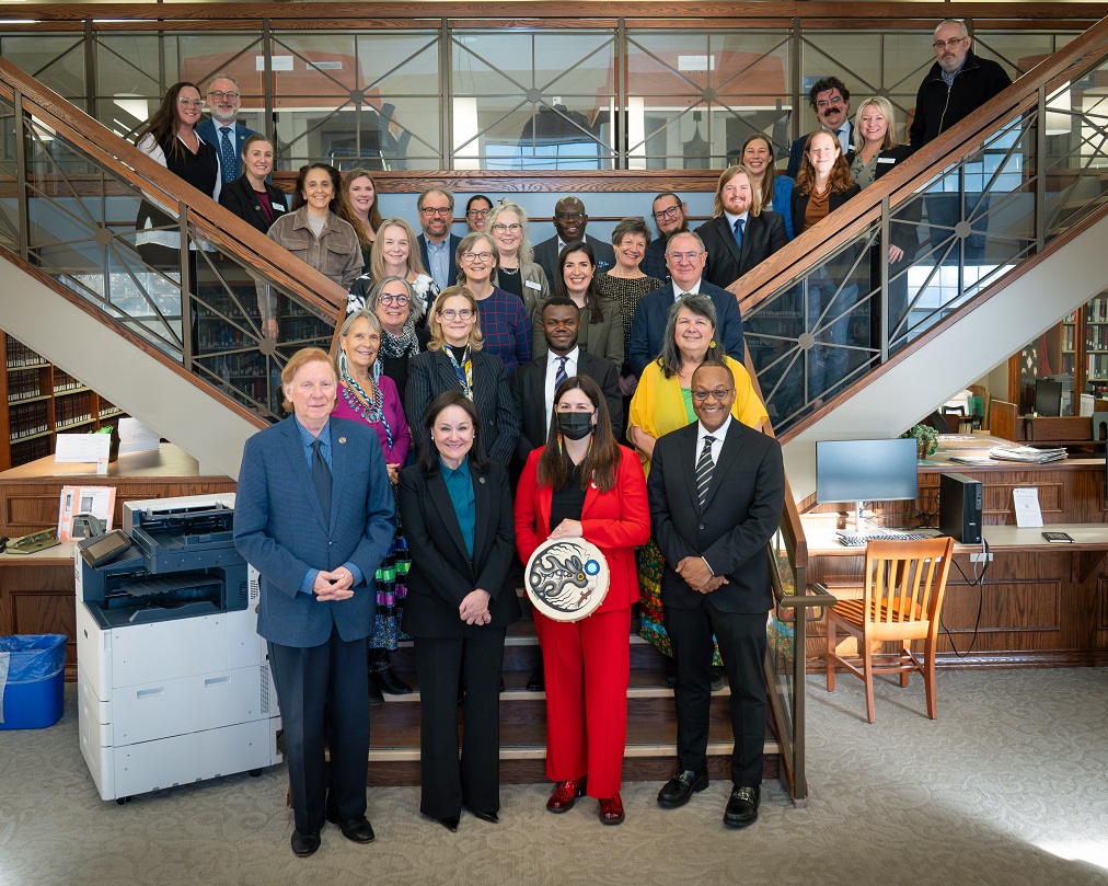 Photo de groupe des juges avec des représentants de la faculté de droit de Lakehead University.