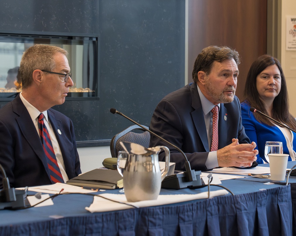 Le juge en chef Wagner et les juges Kasirer et O’Bonsawin parlent assis derrière une table.