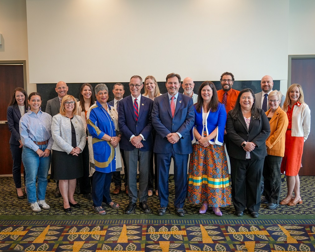 Une photo de groupe du juge en chef Wagner et des juges Kasirer et O’Bonsawin avec le comité organisateur pour Yellowknife.