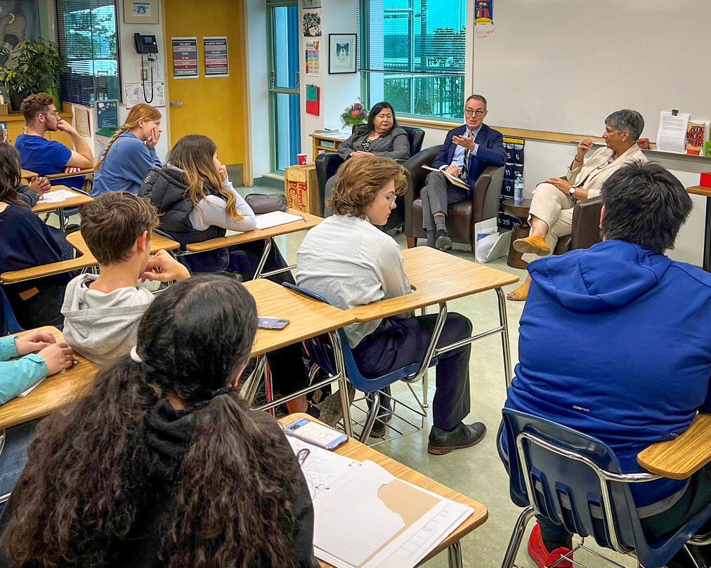 Le juge Kasirer, la juge en chef de la Cour suprême des Territoires du Nord-Ouest Shannon Smallwood et la juge en chef de la Cour d’appel des Territoires du Nord-Ouest Ritu Khullar s’adressent à des étudiants dans une salle de classe.