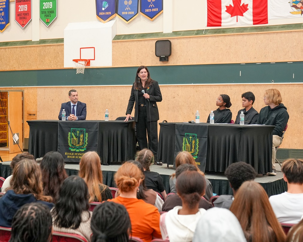 La juge O’Bonsawin s’adresse à des étudiants dans un gymnase d’école.