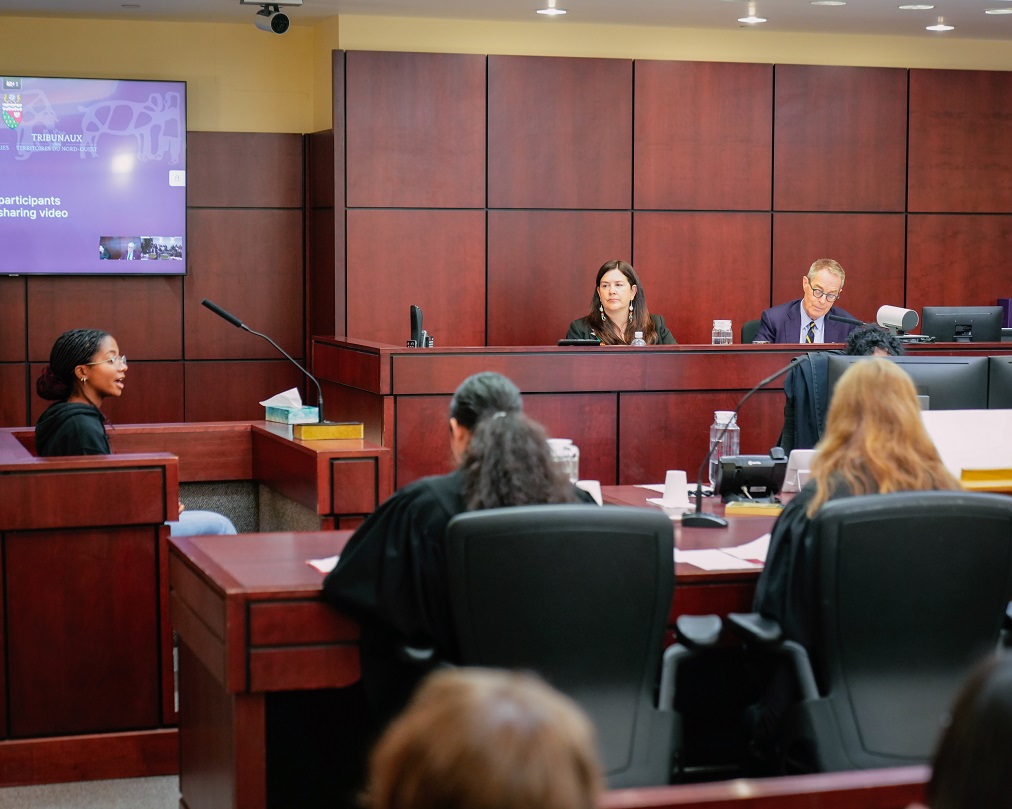 Le juge Kasirer et la juge O’Bonsawin assis au banc des juges dans une salle d’audience, lors de la simulation d’un procès.