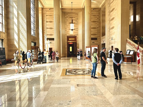 Des visiteurs dans le hall d'honneur de la Cour suprême