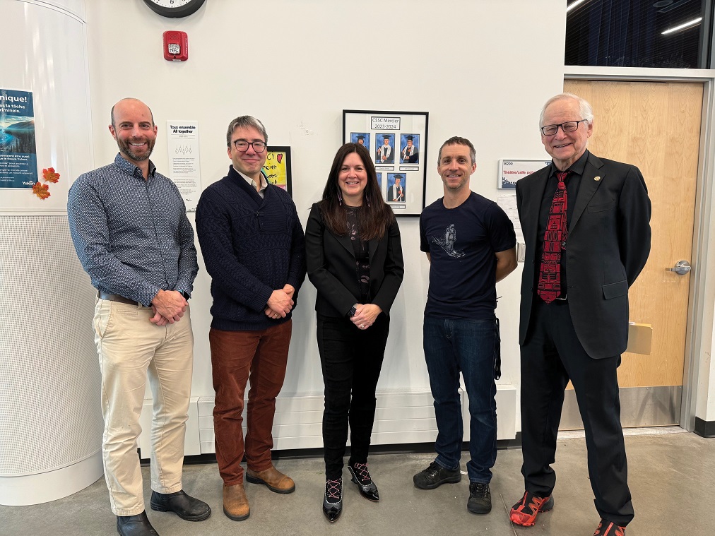 Photo de groupe avec la juge O’Bonsawin et des représentants du Centre scolaire secondaire communautaire Paul-Émile-Mercier