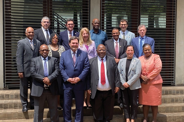 Une photo de groupe du juge en chef Wagner, la juge Moreau et de représentants de la Cour constitutionnelle d’Afrique du Sud