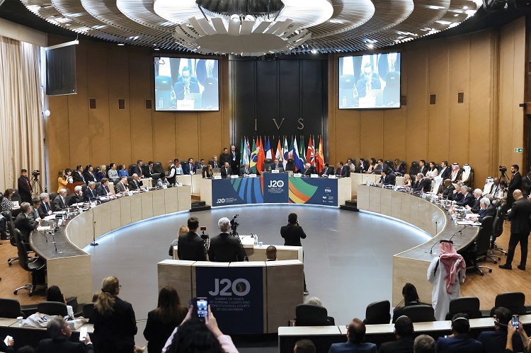Des délégués assis dans une grande salle de réunion au Sommet du J20 au Brésil