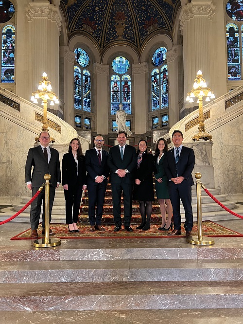 Photo de group avec le juge en chef Wagner et des représentants de la Cour permanente d’arbitrage au Palais de la Paix à La Haye (Pays-Bas)