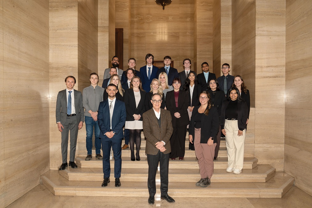 Une photo de groupe du juge Kasirer avec des étudiants de l'Université d'Ottawa