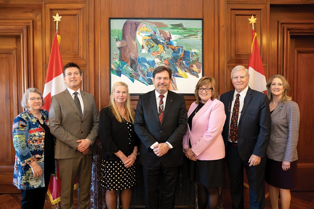 Photo de groupe avec le juge en chef Wagner et le comité de direction de l’Association canadienne des juges des cours provinciales