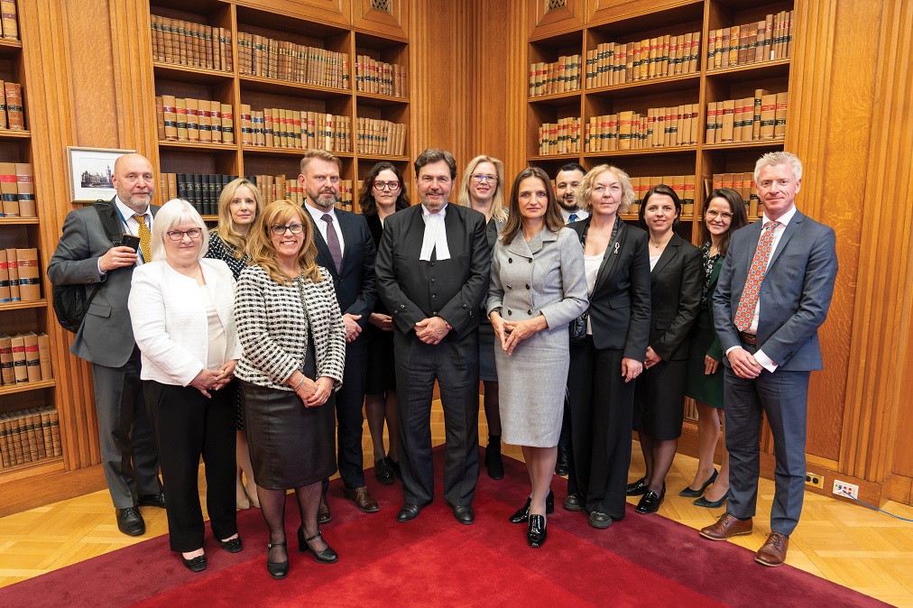 Photo de groupe avec le juge en chef Wagner, des représentants de la Cour suprême du Canada et des représentants de tribunaux lituaniens et norvégiens