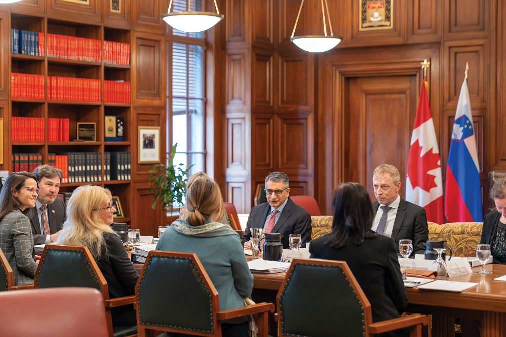 Le juge en chef et ses collègues discutent à une table avec des représentants de la Cour constitutionnelle de Slovénie