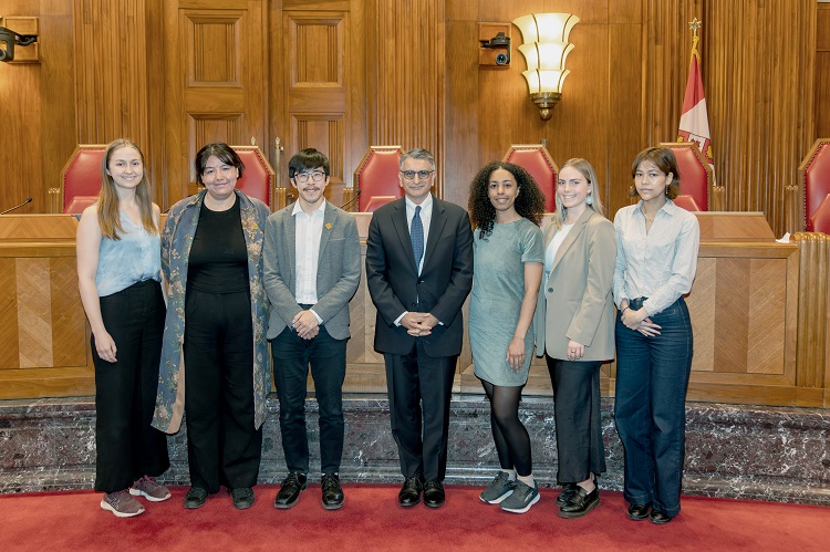 Le juge Jamal accueille un groupe de stagiaires parlementaires pour l’environnement