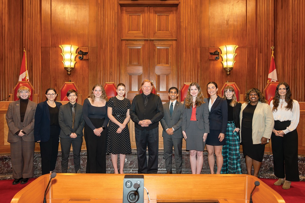 Photo de groupe avec le juge Rowe et des étudiants d’un programme de stage au sein de la législature de la Colombie-Britannique