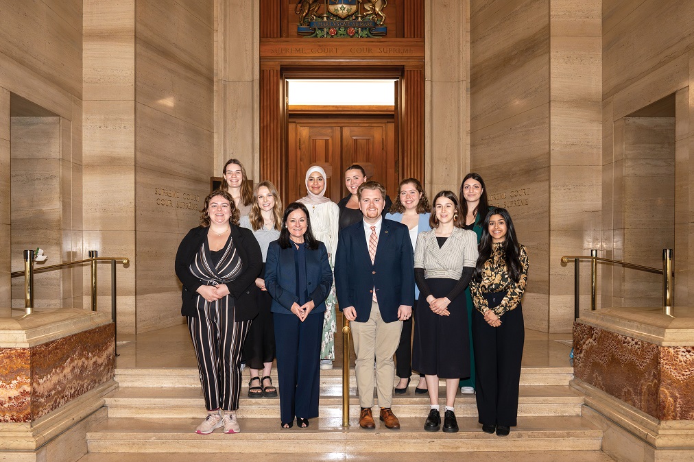 Photo de groupe avec la juge Côté et les membres d’un programme de stage au sein de la législature de l’Ontario