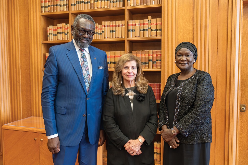 La juge Karakatsanis avec 2 représentants du Commonwealth Judicial Education Institute