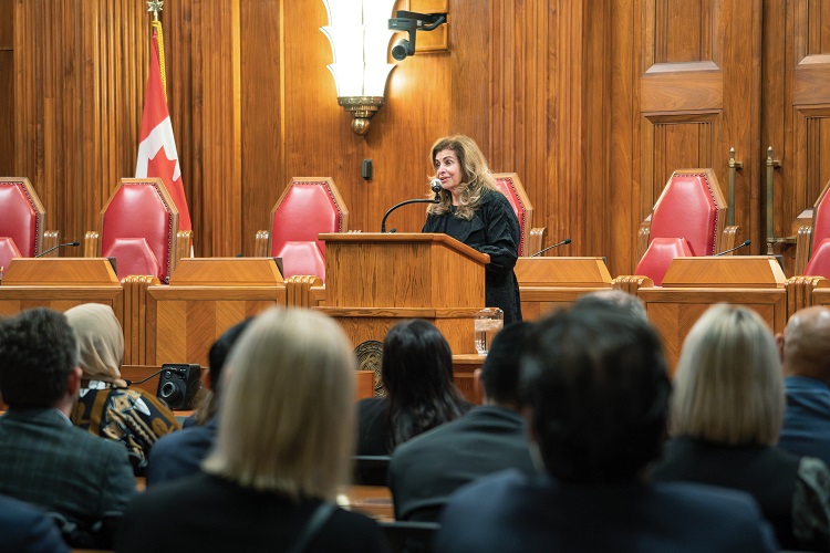 La juge Karakatsanis s’adresse à un groupe dans la salle d'audience principale