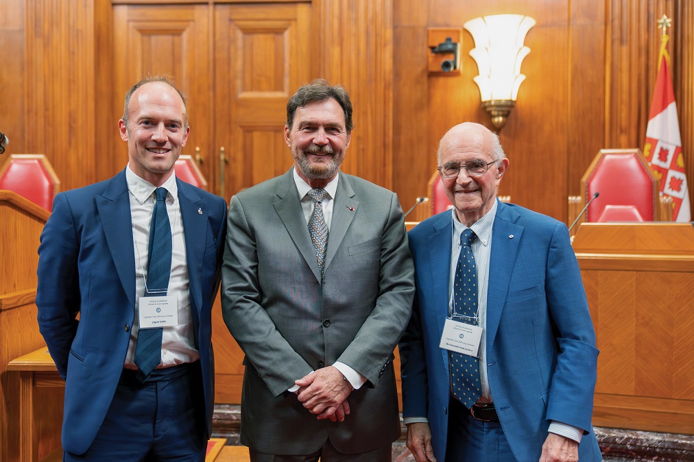 Le juge en chef Wagner avec l'ancien juge Frank Iacobucci et Grégoire Webber de l’Institut de plaidoirie devant la Cour suprême