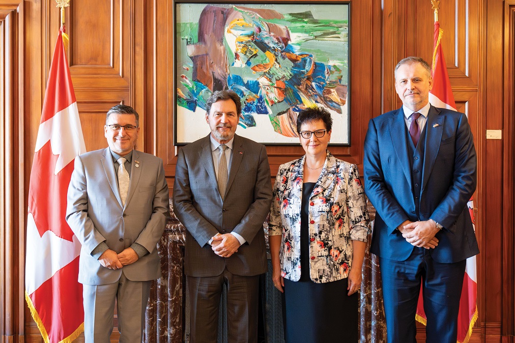 Une photo de groupe avec le juge en chef Wagner et une délégation de sénateurs participant au processus de nomination à la magistrature en République tchèque