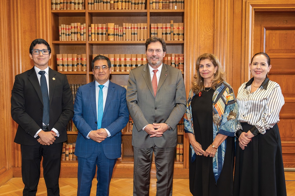 Photo de groupe du juge en chef Wagner, la juge Karakatsanis et une délégation de juges de l’Équateur