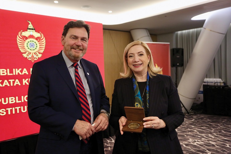 Le juge en chef Wagner avec Holta Zaçaj, présidente de la Cour constitutionnelle de la République d'Albanie.
