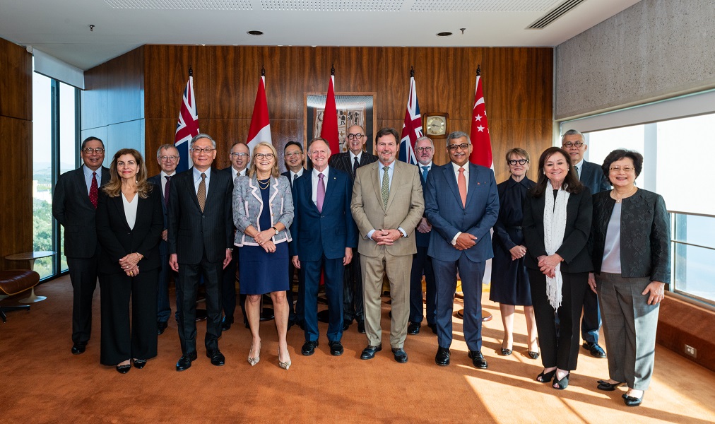 Photo de groupe du juge en chef Wagner, des juges Karakatsanis et Côté et de d’autres participants au colloque