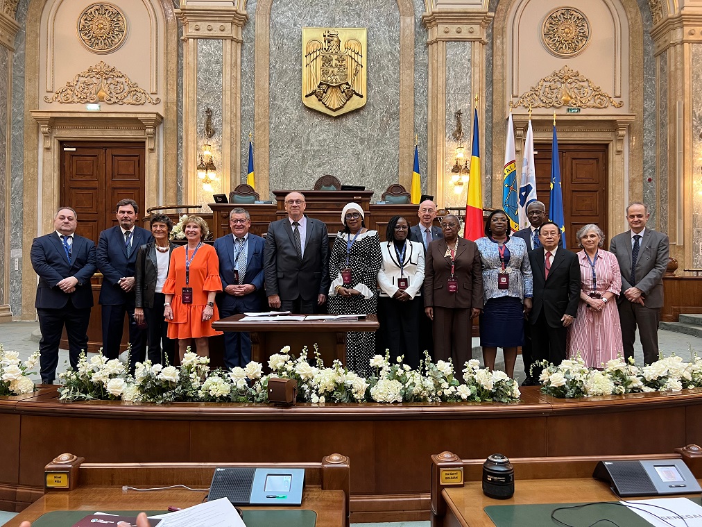 Photo de groupe du juge en chef avec des participants au congrès