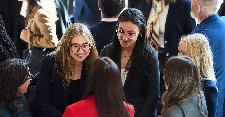 Des personnes discutent en groupe lors d’une réception