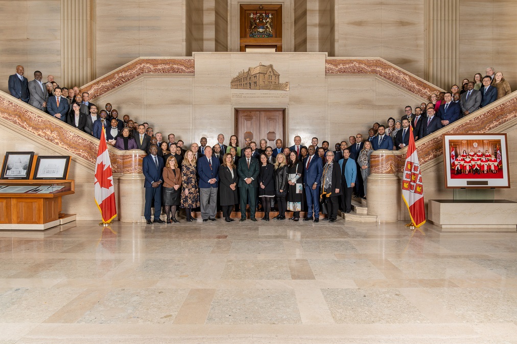 Une photo de groupe du corps diplomatique dans le hall d’honneur de la Cour