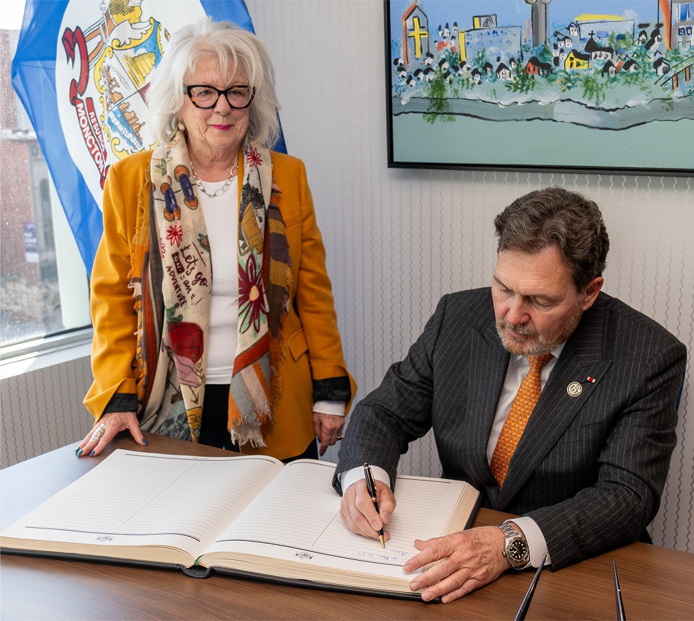 Le juge en chef Wagner signe un livre aux côtés de la mairesse intérimaire de Moncton