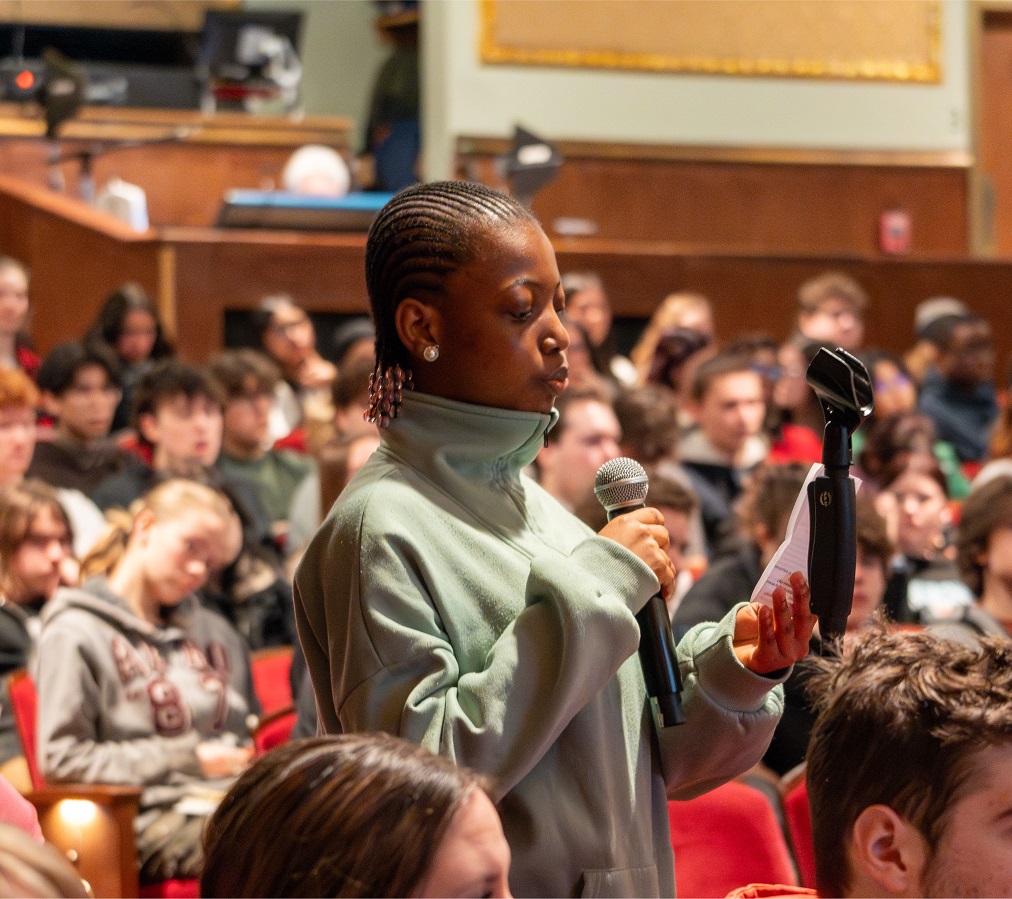 Un membre de l’auditoire parle dans un microphone