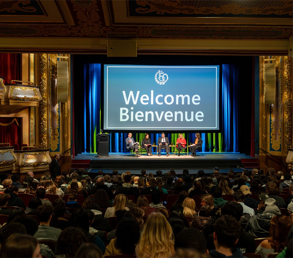 Les juges assis sur une scène devant un grand auditoire