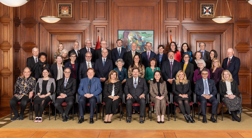Photo de groupe des juges, des panélistes et des modérateurs qui ont participé au symposium