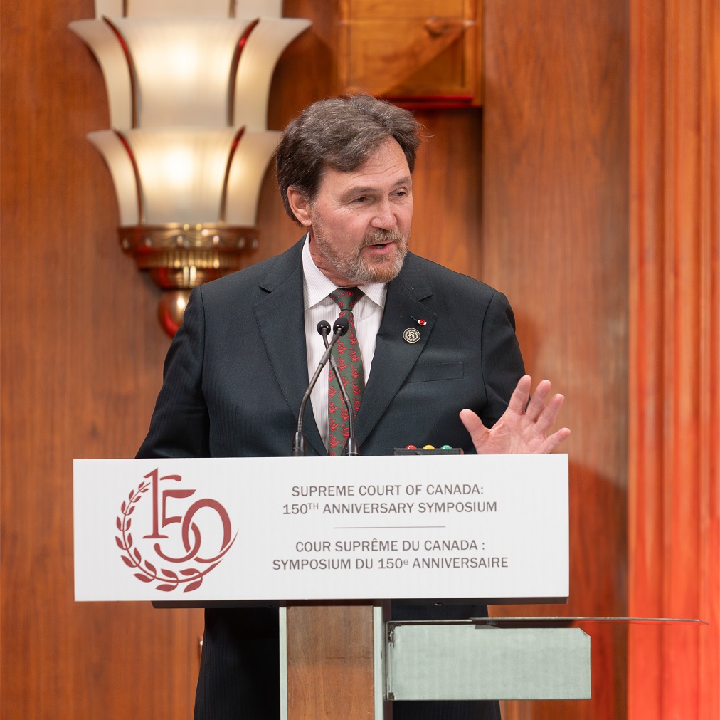 Le juge en chef Wagner parle à partir d’un podium