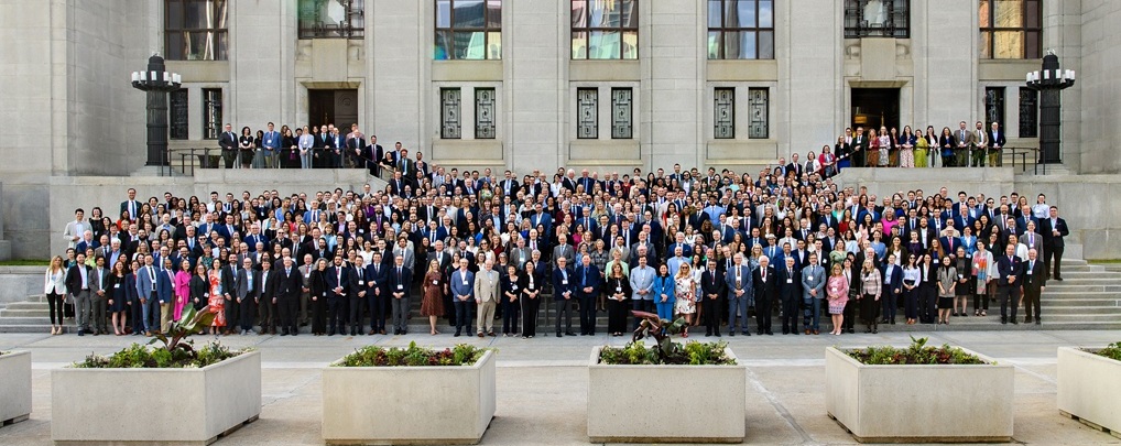 Une photo de groupe des participants à la réunion des auxiliaires juridiques sur les marches avant de l’édifice de la Cour suprême