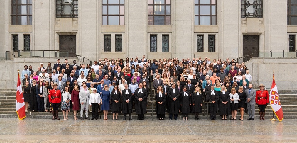 Photo de groupe du personnel de la Cour suprême du Canada sur les marches avant de l’édifice