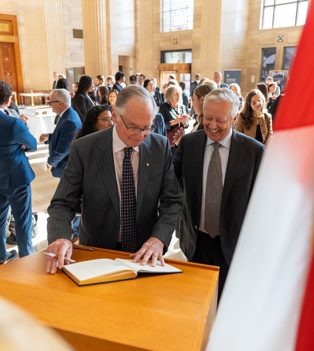 2 invités signent un livre d’or dans le hall d’honneur de la Cour suprême