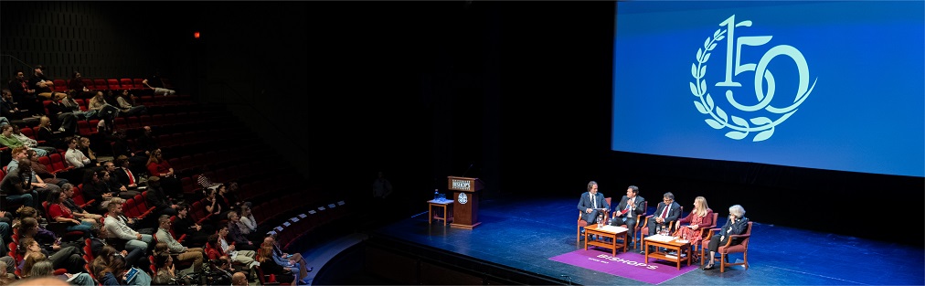 Les juges assis sur une scène devant un auditoire dans un grand auditorium