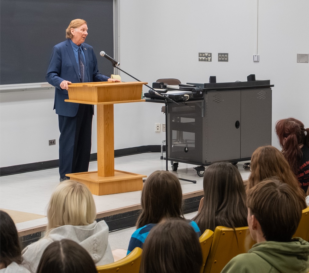 Le juge Rowe parle à des étudiants à partir d’un podium dans une salle de classe