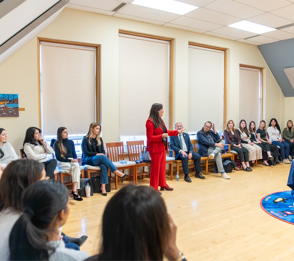La juge O’Bonsawin parle à des étudiants dans une grande salle décorée d’art autochtone